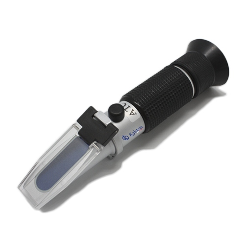 The refractometer to measure water salinity